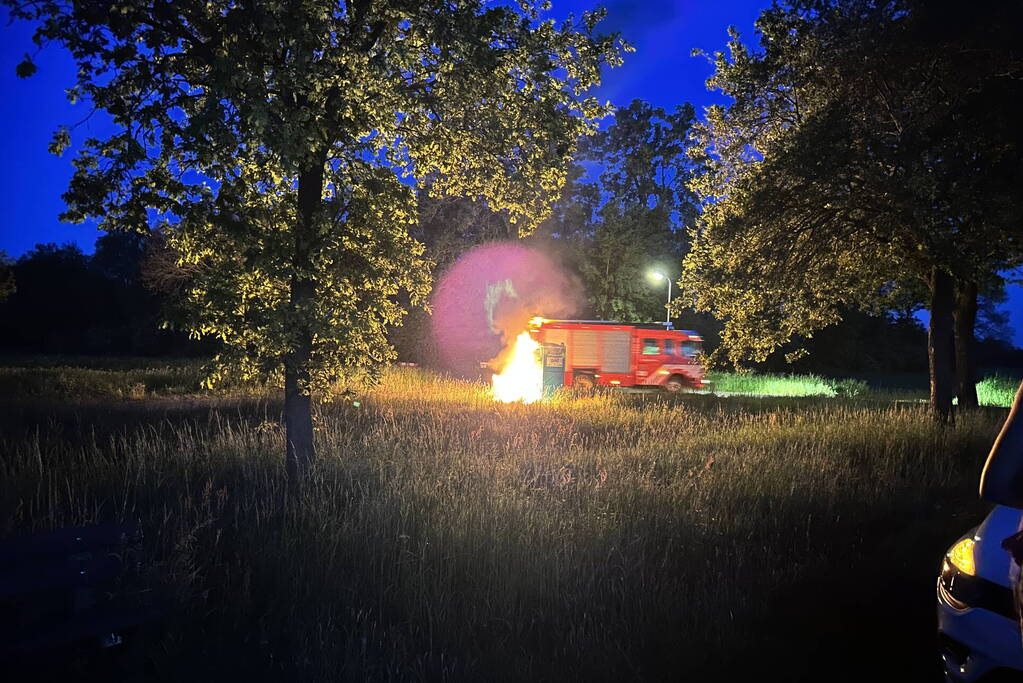 Brandweer blust brandende dixi