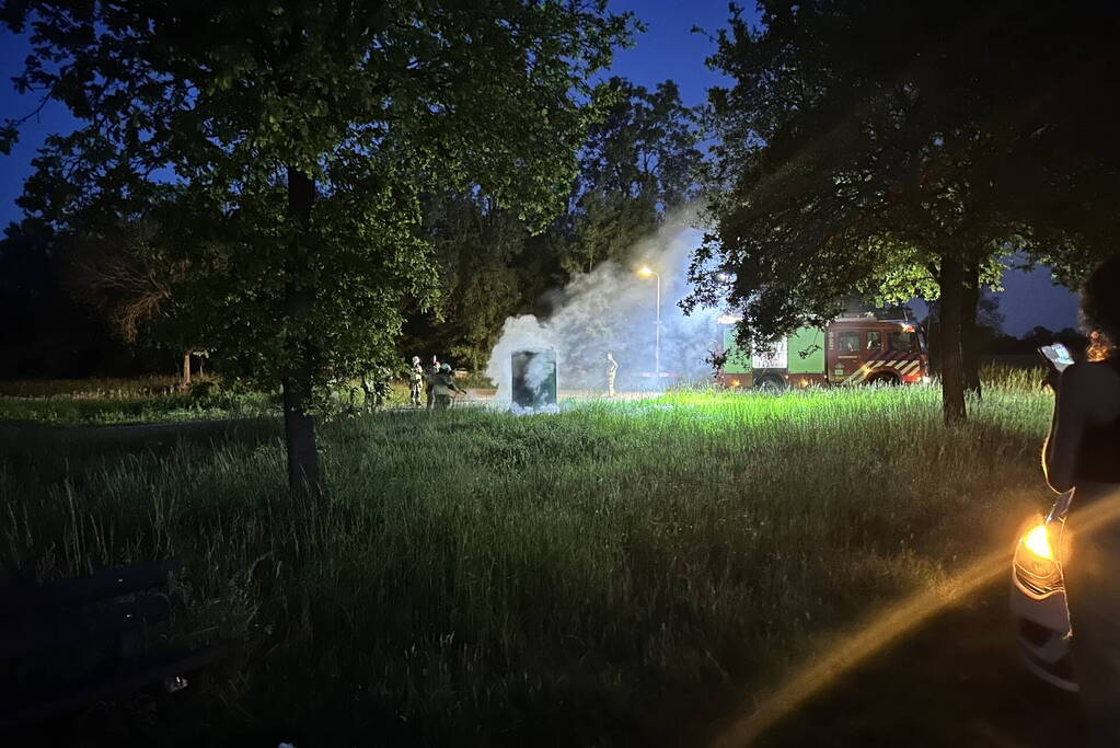 Brandweer blust brandende dixi