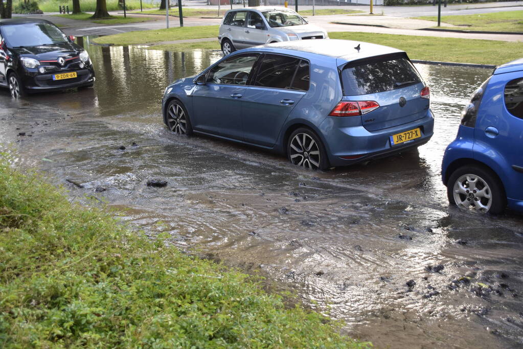 Wederom straat onder water door leidingbreuk