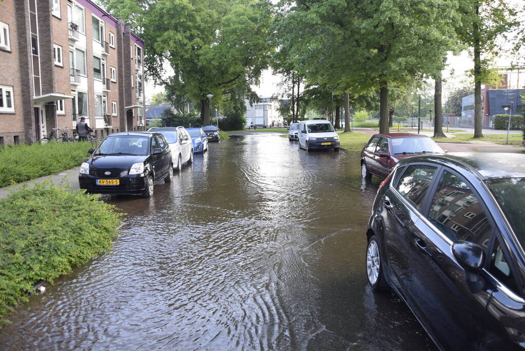 Wederom straat onder water door leidingbreuk