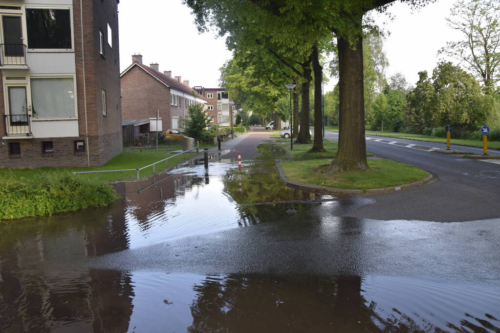 Wederom straat onder water door leidingbreuk