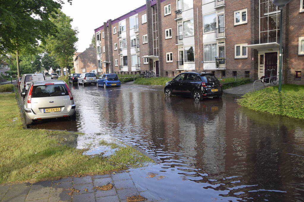 Wederom straat onder water door leidingbreuk
