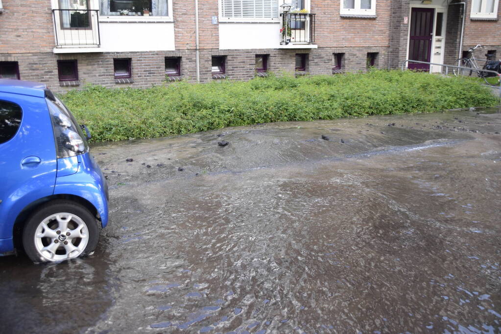Wederom straat onder water door leidingbreuk