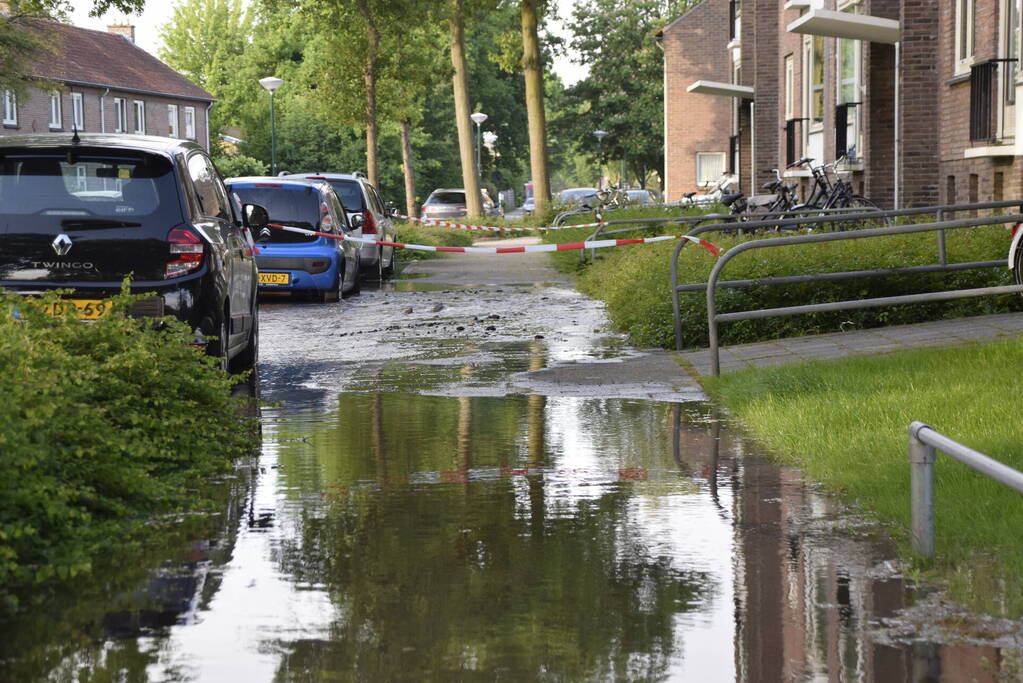 Wederom straat onder water door leidingbreuk