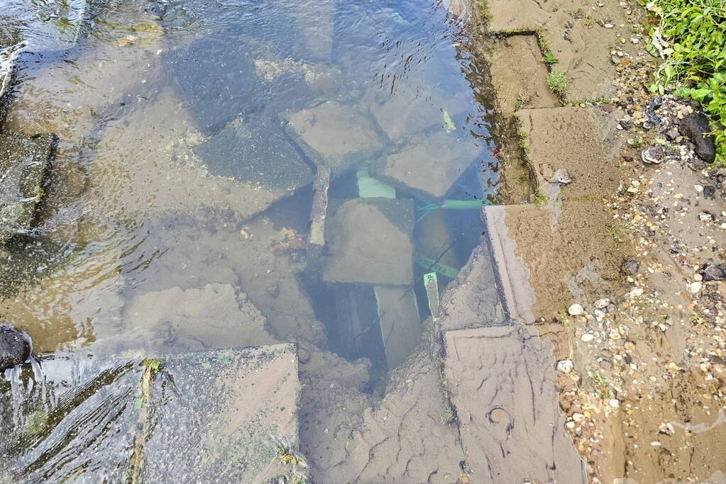 Wederom straat onder water door leidingbreuk