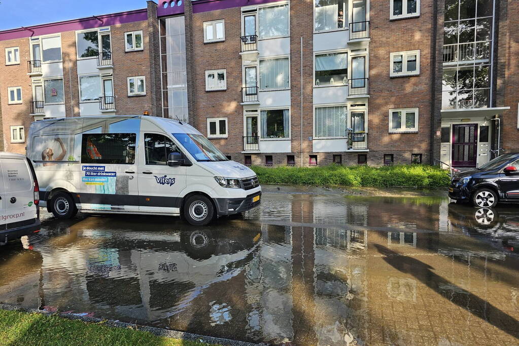 Wederom straat onder water door leidingbreuk
