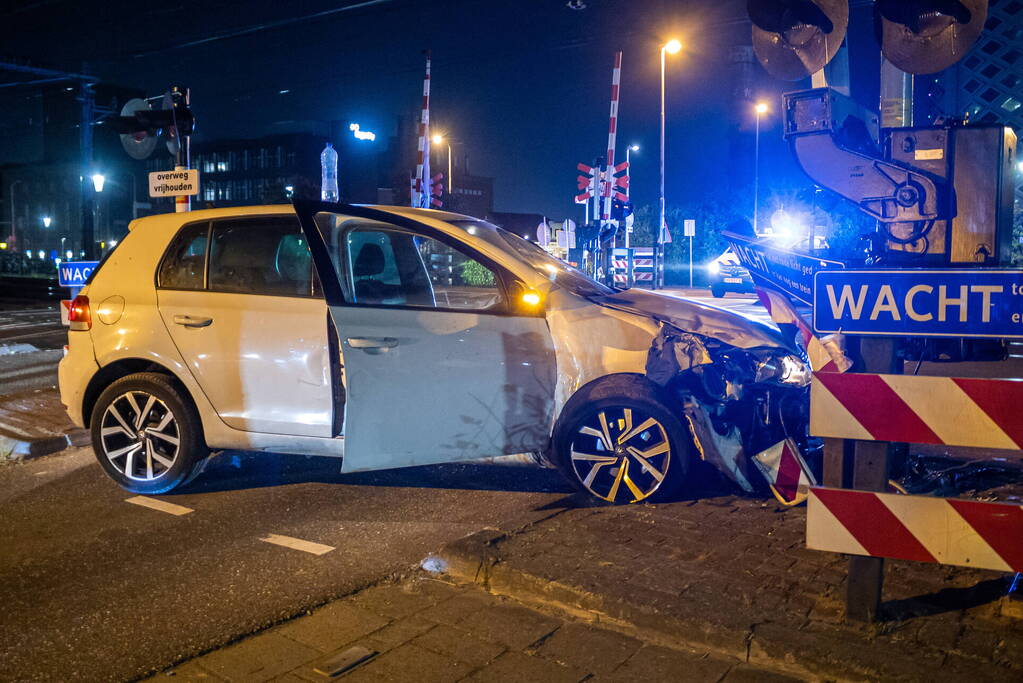 Automobilist crasht bij spoorwegovergang