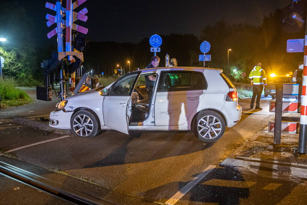 Automobilist crasht bij spoorwegovergang