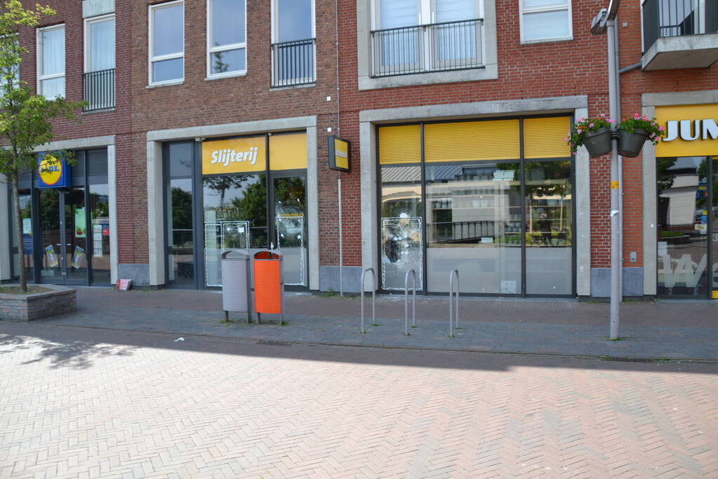 Winkelruiten vernield bij inbraak in supermarkt