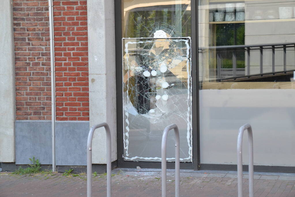 Winkelruiten vernield bij inbraak in supermarkt