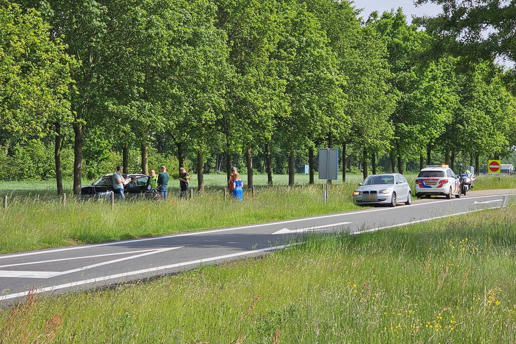 Automobilist raakt van de weg en ramt boom