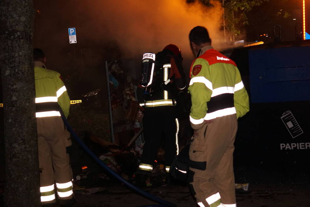 Hevige brand in papiercontainer