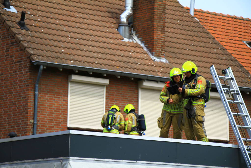 Brandweer blust brand op een dak van cafetaria