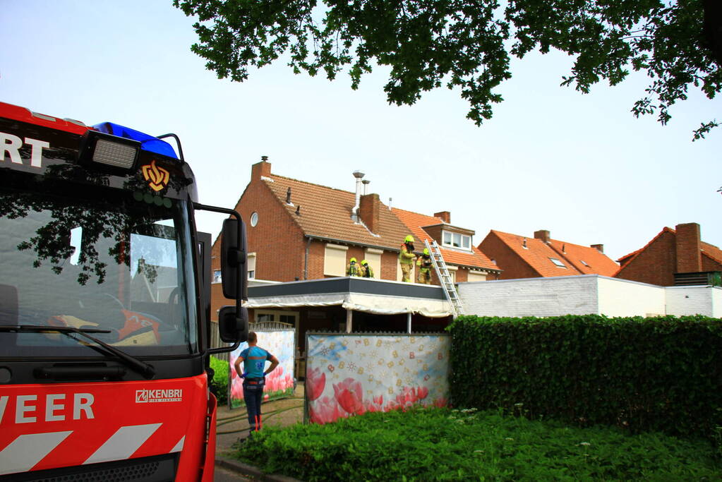 Brandweer blust brand op een dak van cafetaria