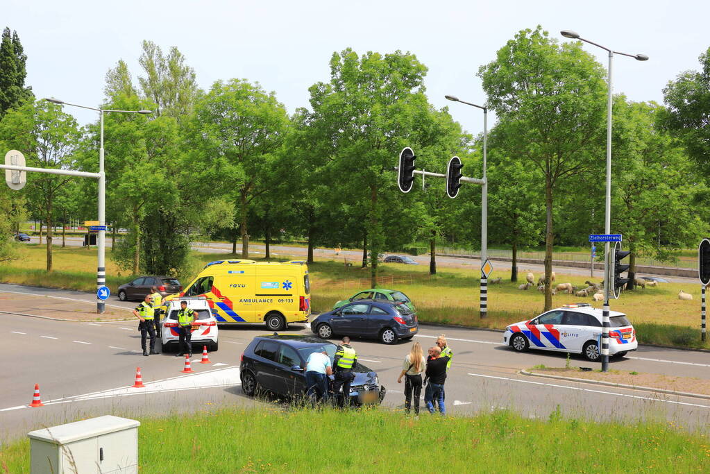 Twee personenauto's botsen op kruising