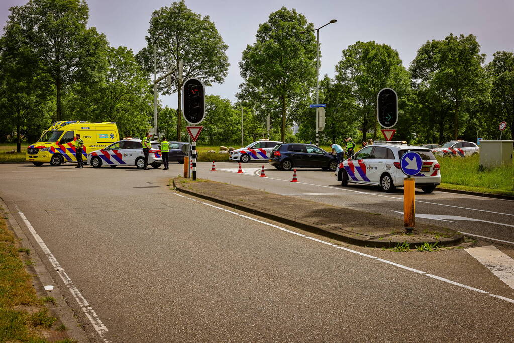 Twee personenauto's botsen op kruising