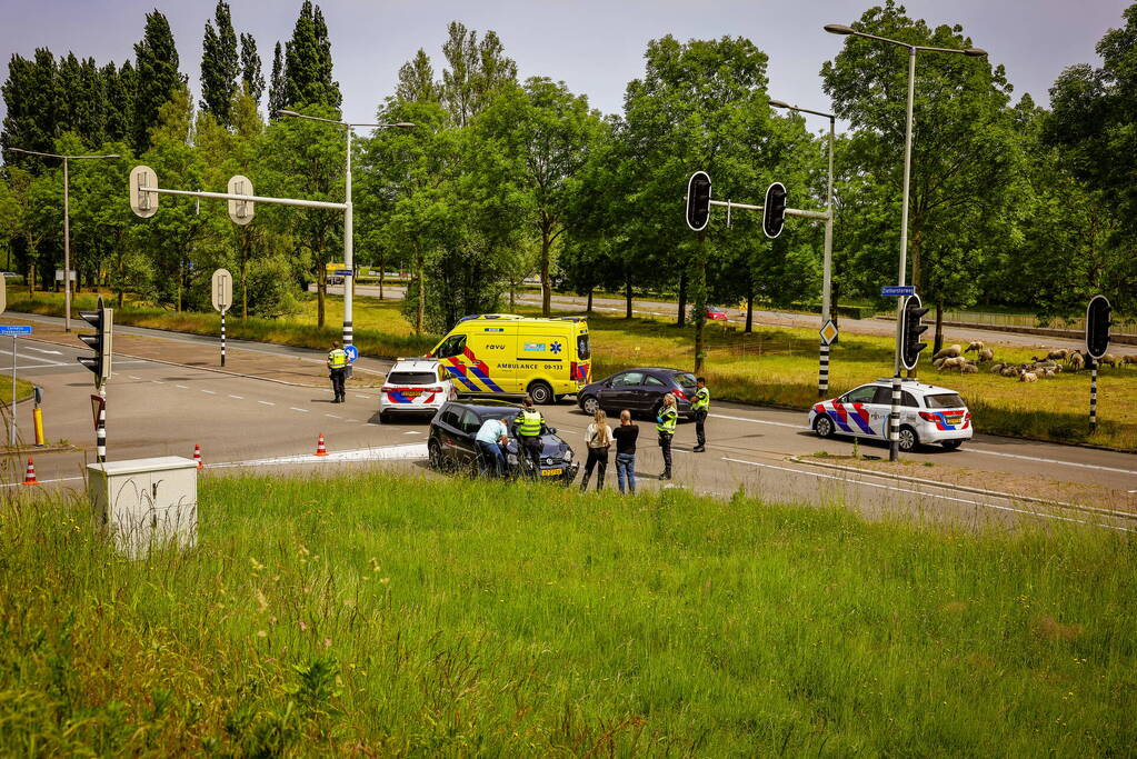 Twee personenauto's botsen op kruising