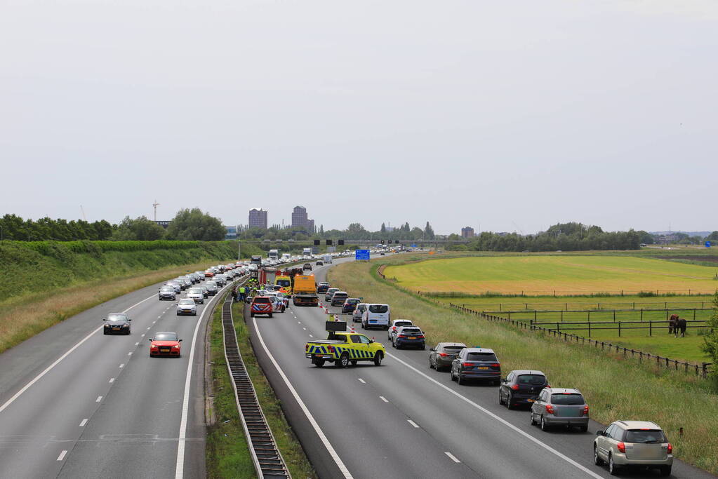 Flinke file bij aanrijding op snelweg, Rijksweg A28 in Nijkerk Flinke file bij aanrijding op snelweg, Rijksweg A28 in Nijkerk
