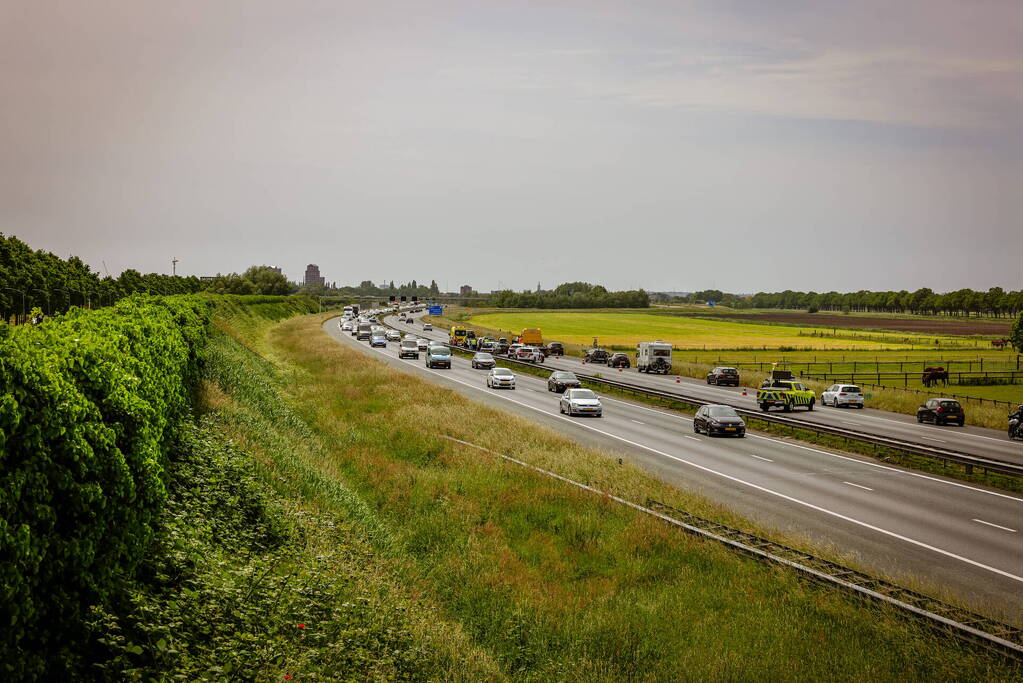 Flinke file bij aanrijding op snelweg, Rijksweg A28 in Nijkerk Flinke file bij aanrijding op snelweg, Rijksweg A28 in Nijkerk