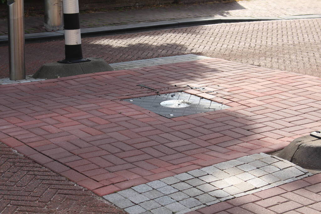 Auto klapt op buspoller