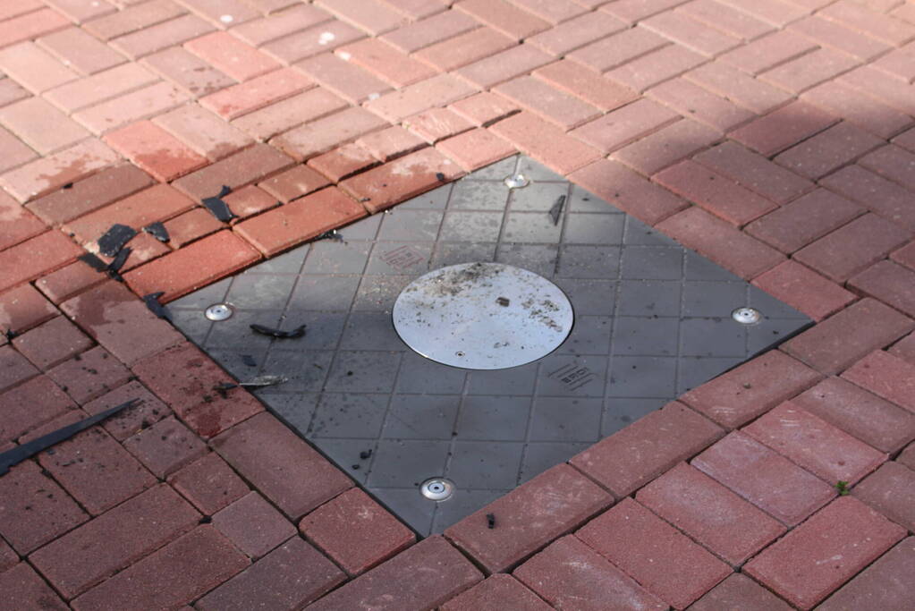 Auto klapt op buspoller