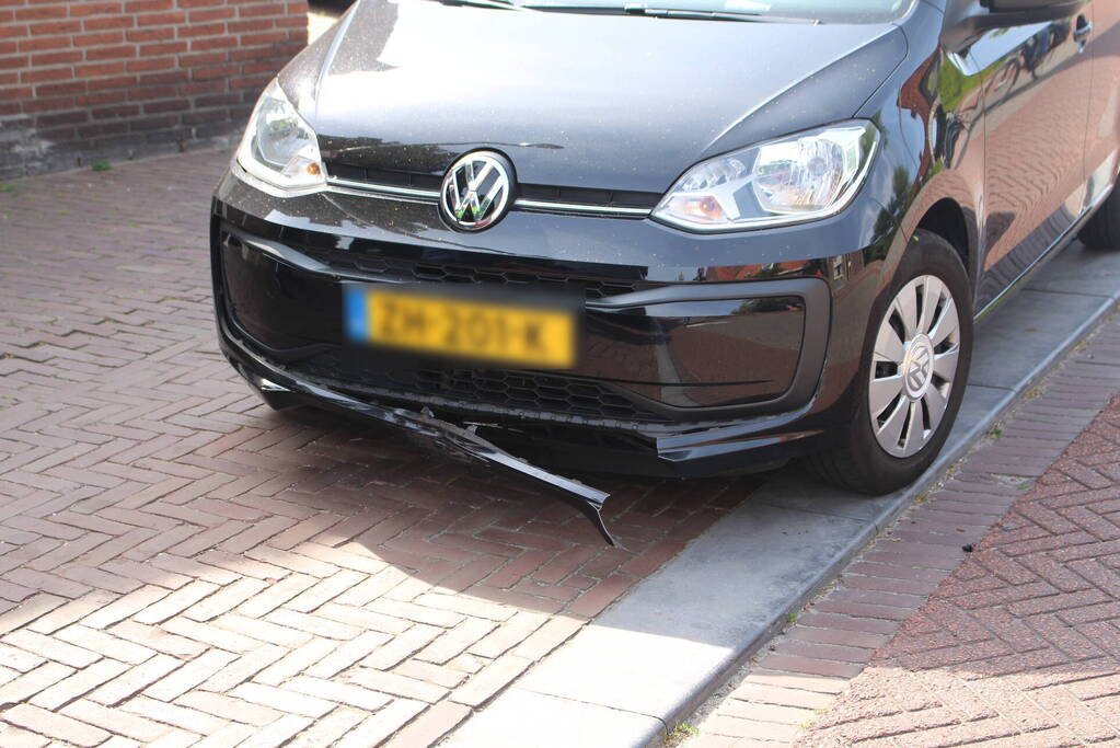 Auto klapt op buspoller