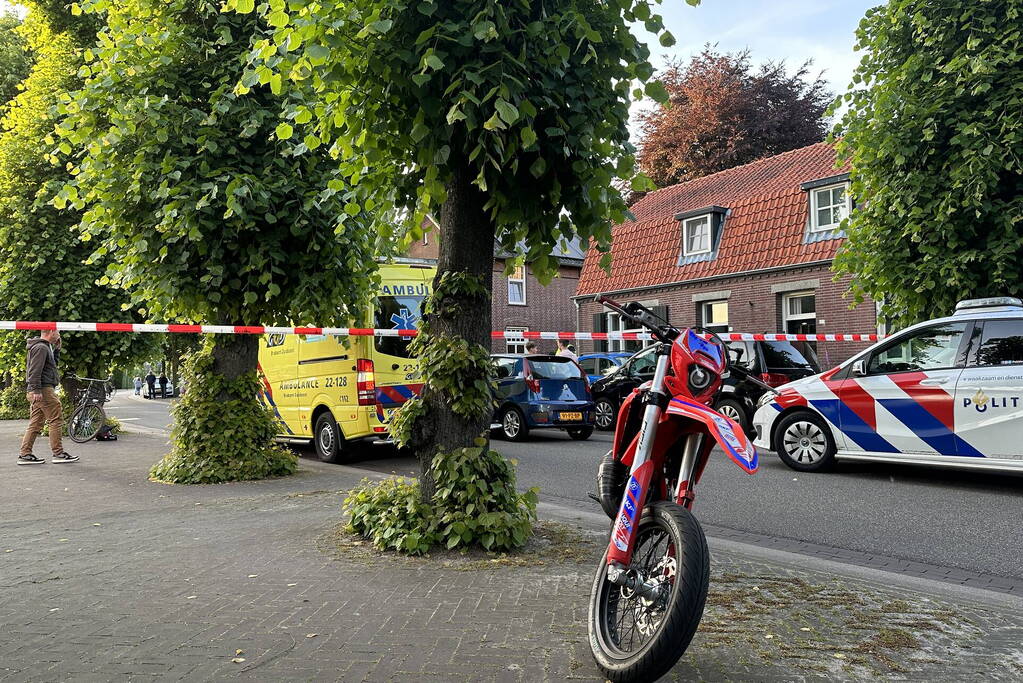 Fietser zwaargewond bij botsing met boom