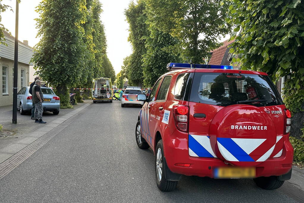 Fietser zwaargewond bij botsing met boom