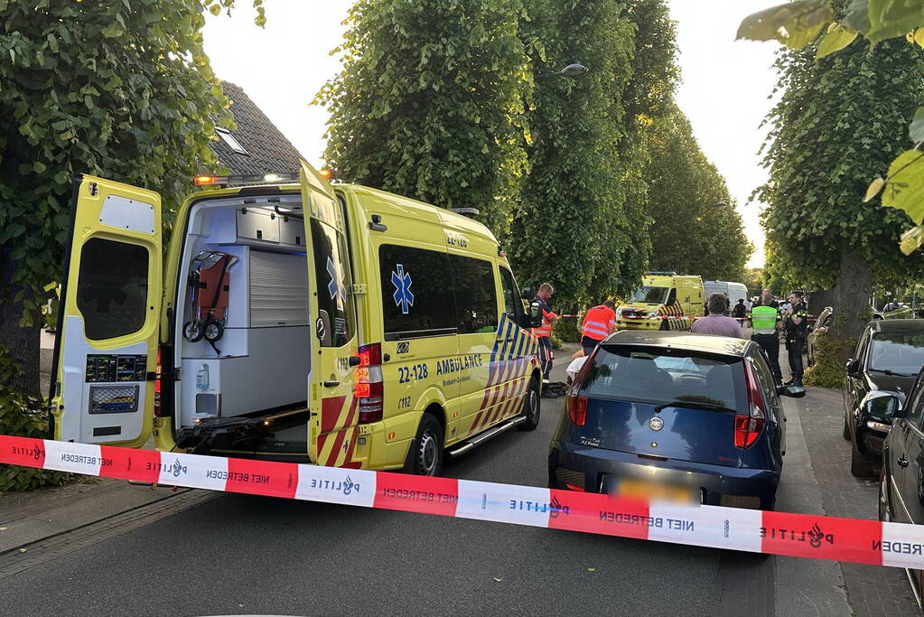 Fietser zwaargewond bij botsing met boom