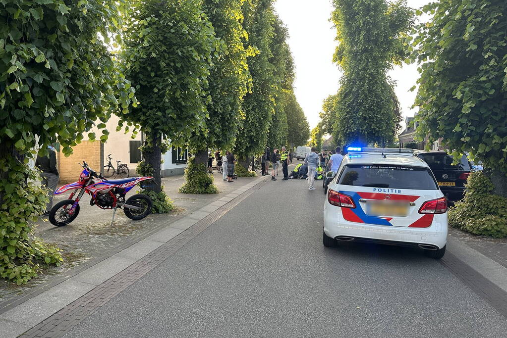 Fietser zwaargewond bij botsing met boom