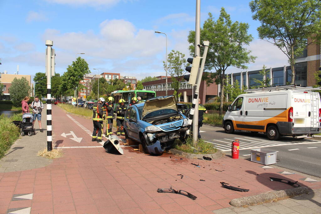 Auto komt tot stilstand tegen verkeerslicht