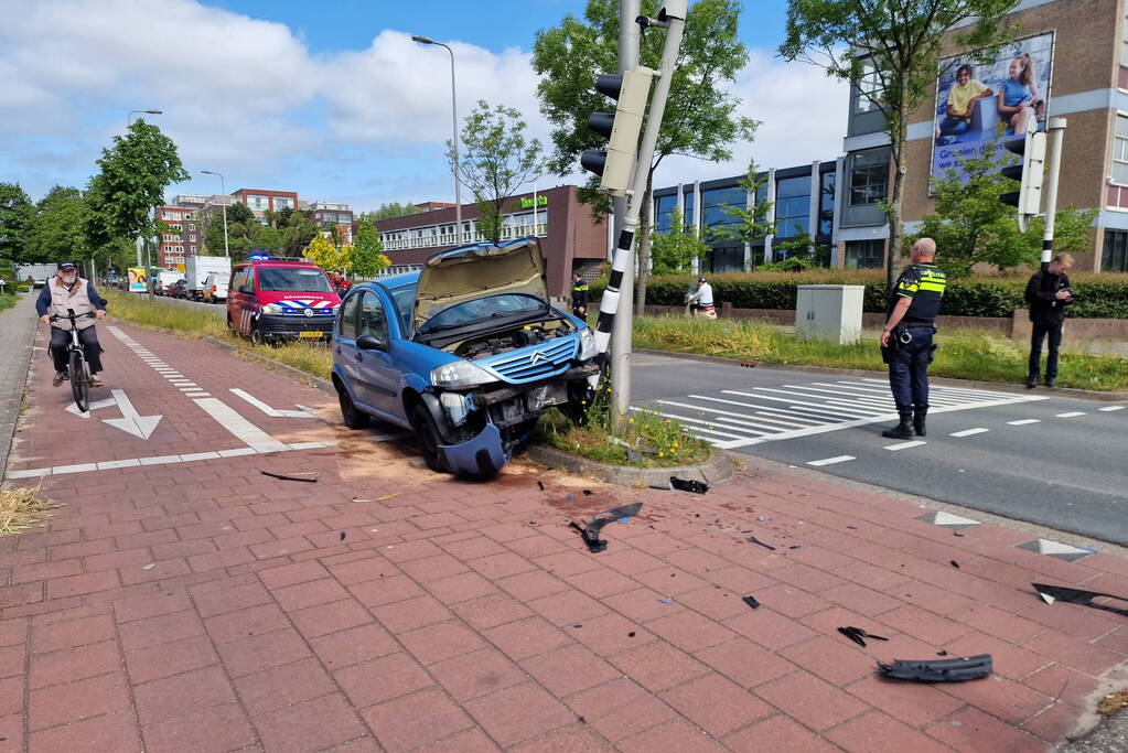 Auto komt tot stilstand tegen verkeerslicht