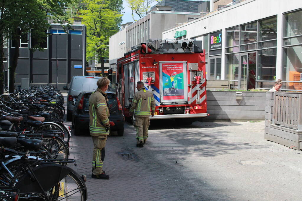 Schade aan vlonder na brand in stapel karton