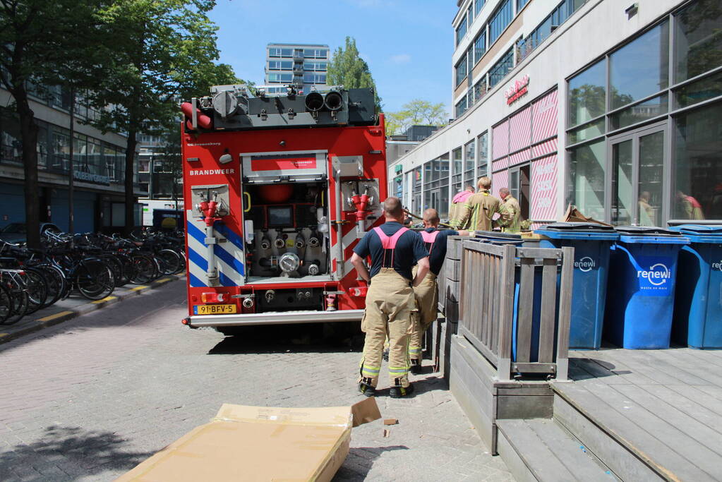 Schade aan vlonder na brand in stapel karton