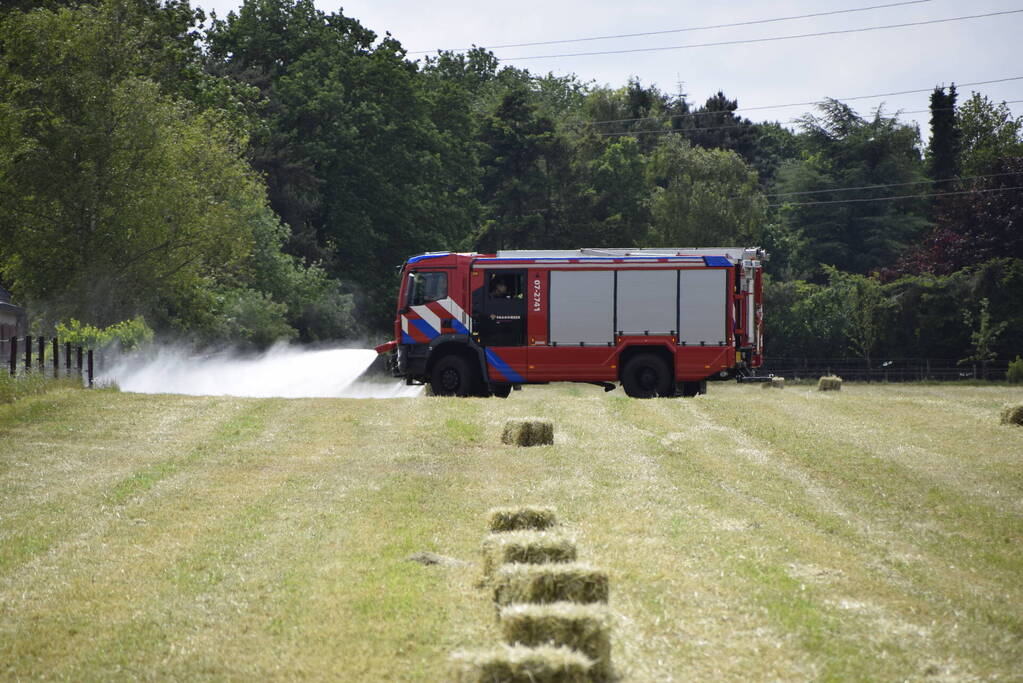Gras vliegt in brand tijden het rooien
