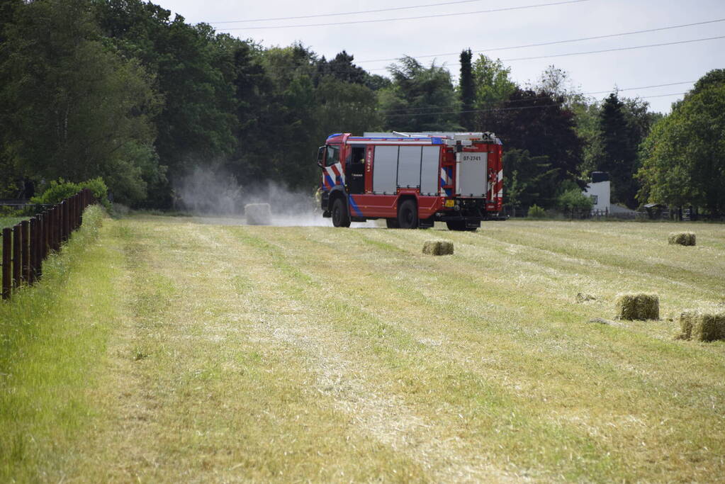 Gras vliegt in brand tijden het rooien