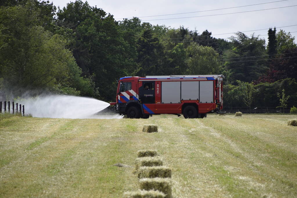 Gras vliegt in brand tijden het rooien