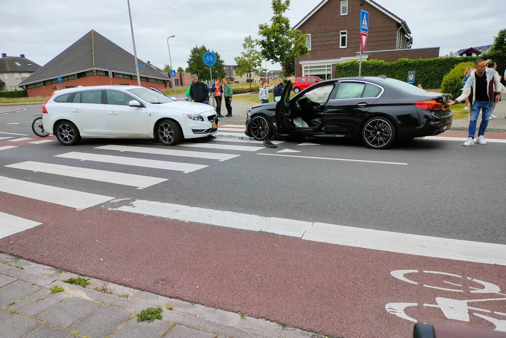 Twee auto's botsen frontaal