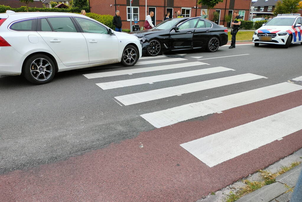 Twee auto's botsen frontaal