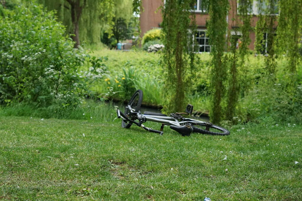 Onbeheerde kinderfiets aangetroffen nabij waterkant