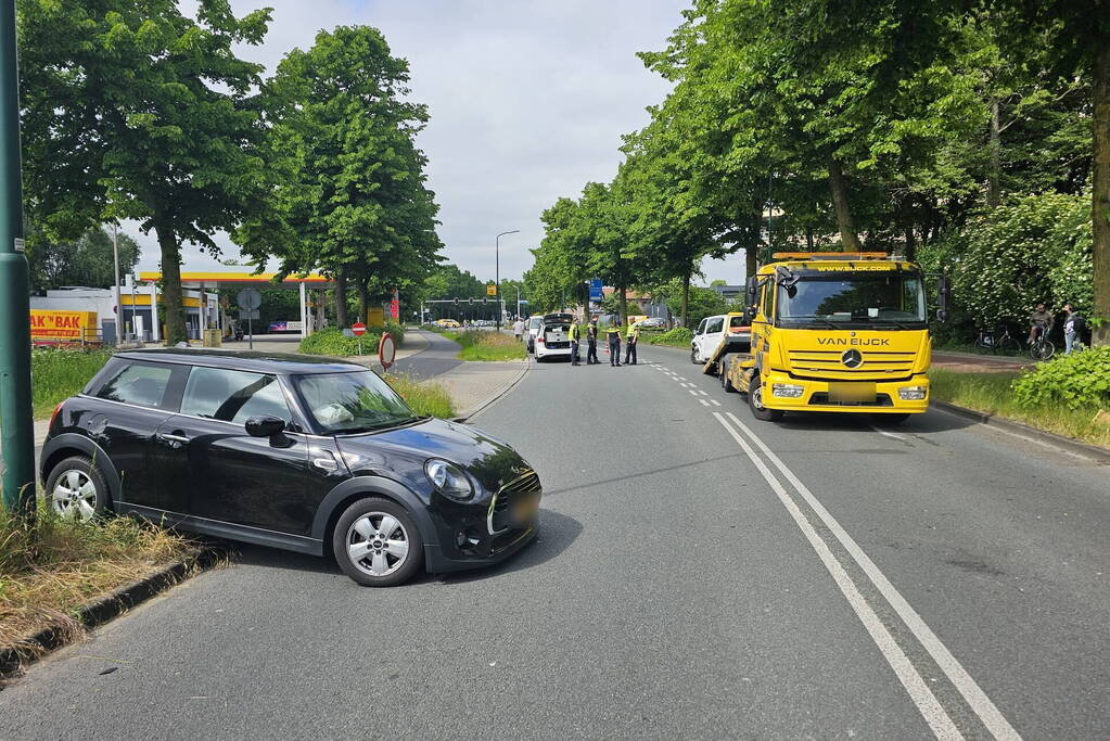 Flinke schade bij botsing tussen taxibus en auto