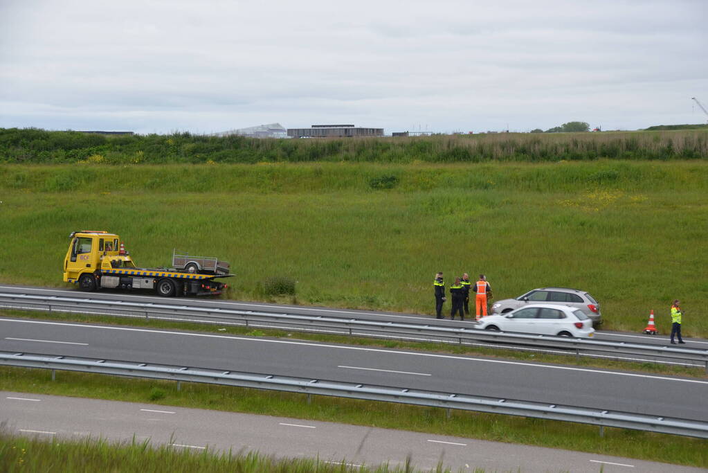 Auto met aanhanger geschaard