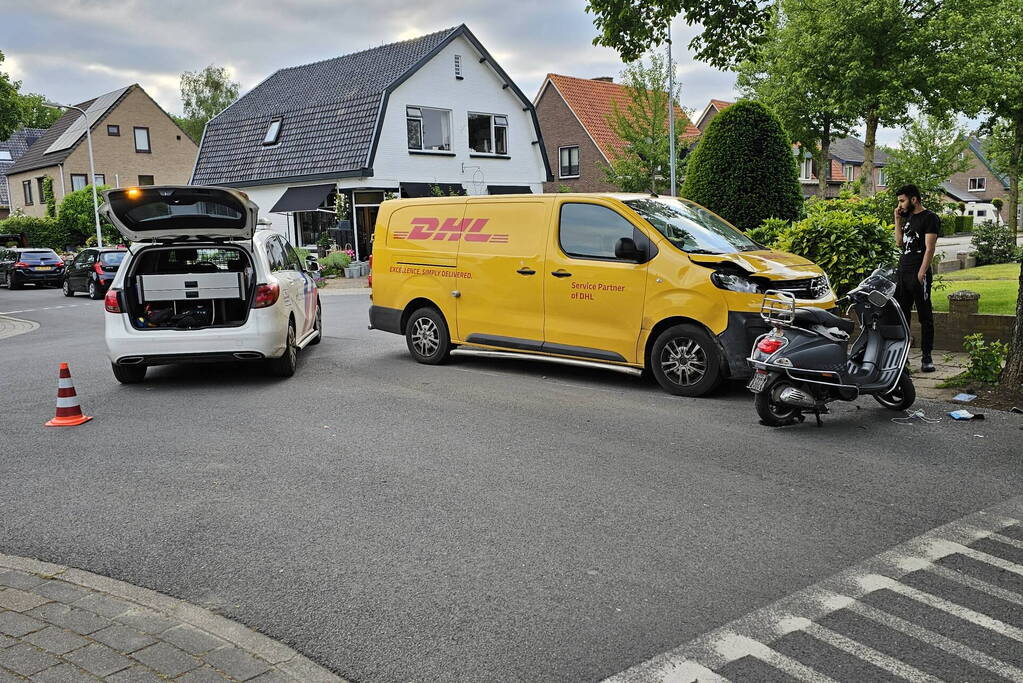Bezorger in botsing met scooter