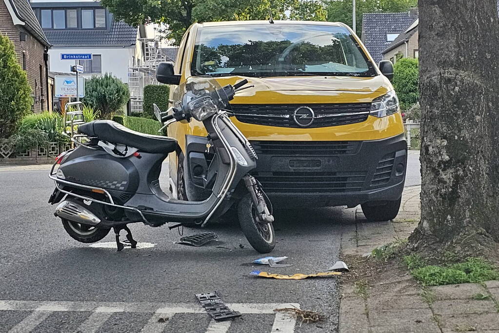 Bezorger in botsing met scooter