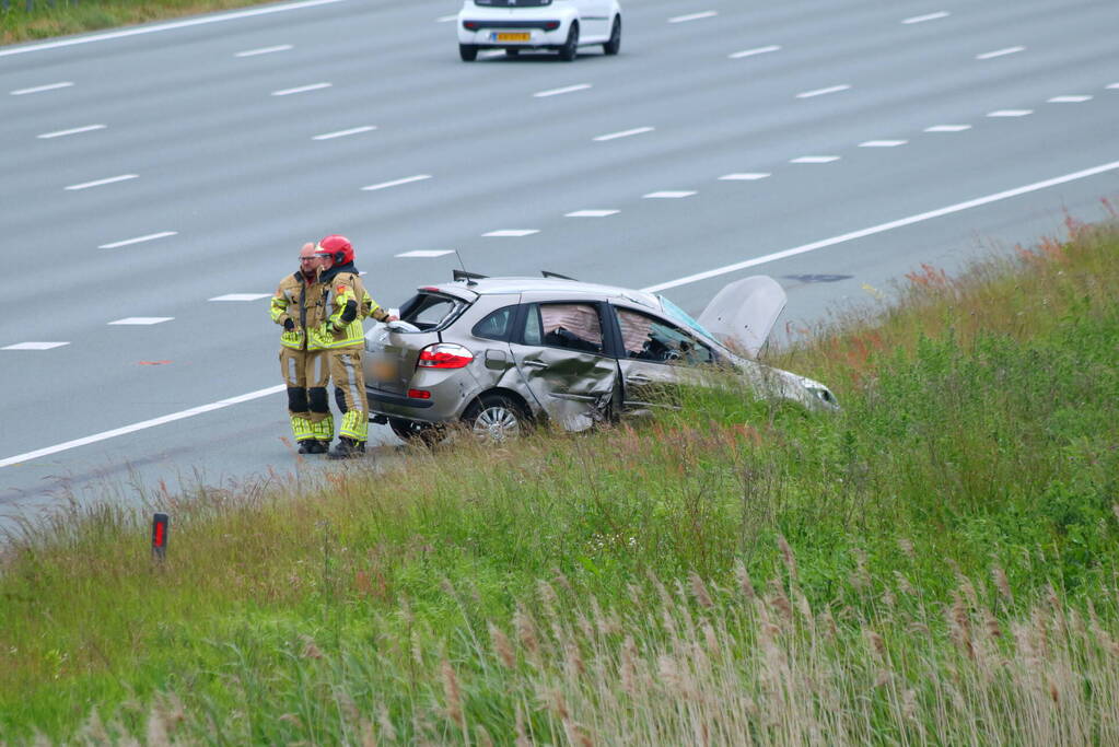Auto zwaar beschadigd na botsing op snelweg