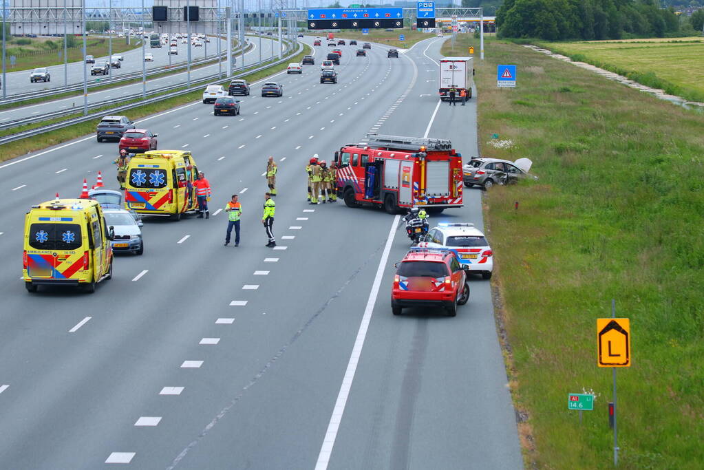 Auto zwaar beschadigd na botsing op snelweg