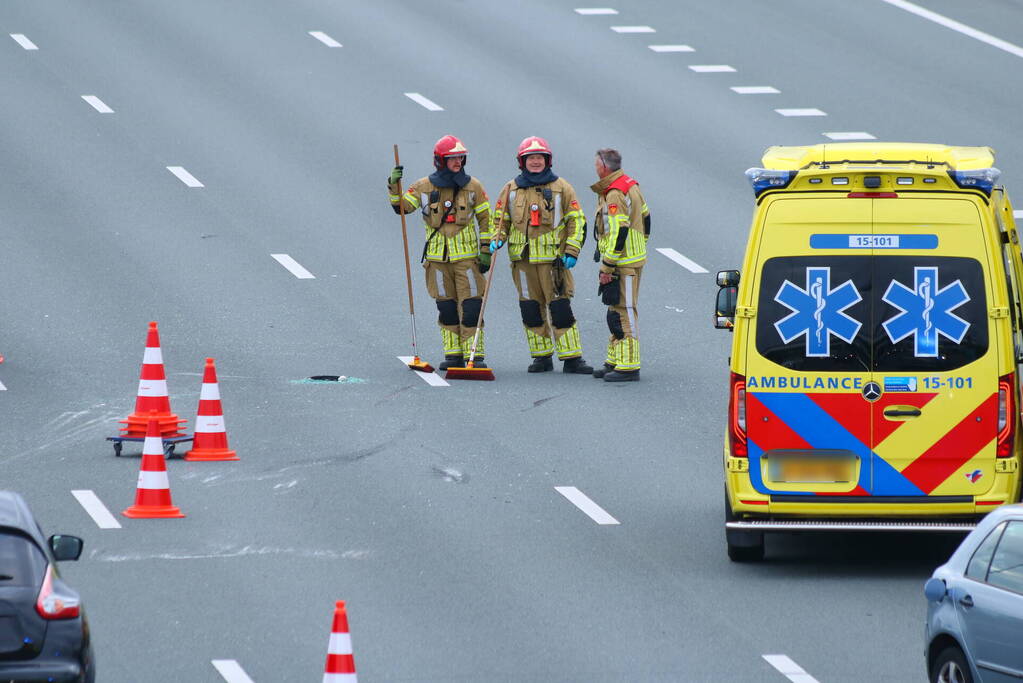 Auto zwaar beschadigd na botsing op snelweg