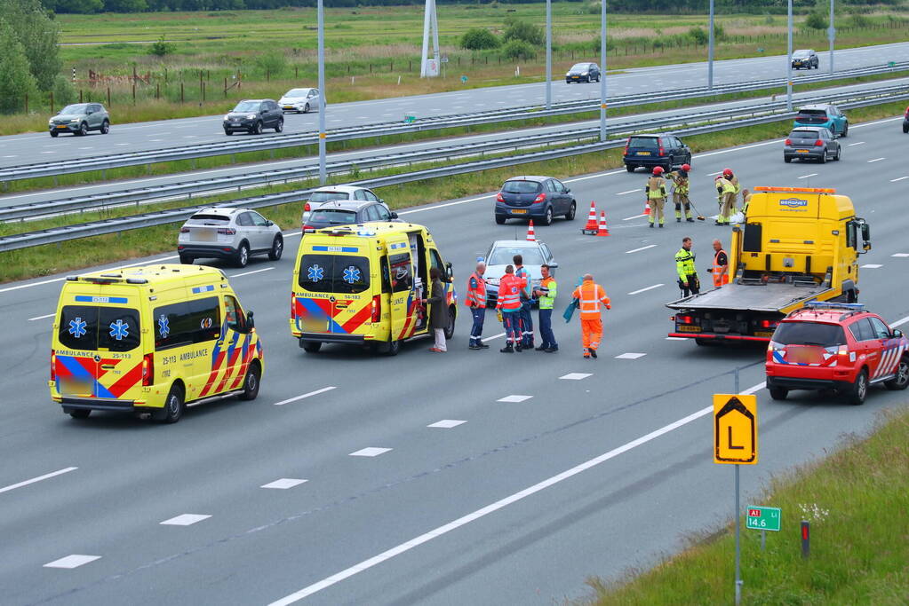 Auto zwaar beschadigd na botsing op snelweg