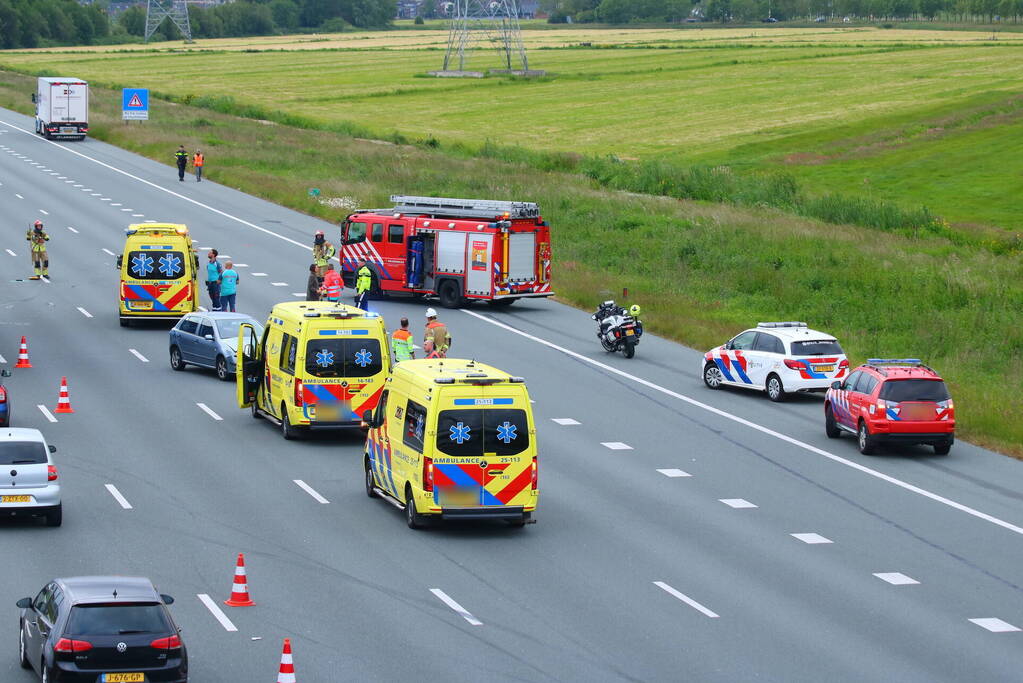 Auto zwaar beschadigd na botsing op snelweg