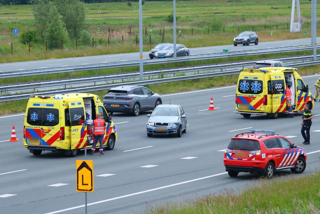 Auto zwaar beschadigd na botsing op snelweg